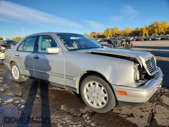✅ 1999 Mercedes-Benz E 320 • VIN: WDBJF82H7XX020024 • Lot: 87260055. Listed on Copart with 189,344 mi. Free auction sales archive from the USA and detailed vehicle history report at DreamBid. Image 4.