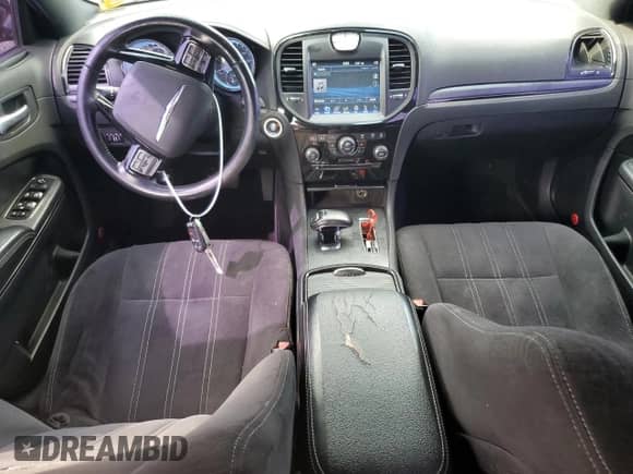 2012 Chrysler 300 S z VIN 2C3CCABG8CH198559, wystawiony jako Copart lot #63822875 z przebiegiem 146 873 mil mil oraz Szkoda całkowita • Salvage title. Historia ofert i sprzedaży dostępna na DreamBid. Obrazek 8.