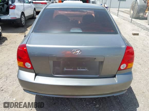 2005 Hyundai Accent GLS z VIN KMHCG45C55U608336, wystawiony jako IAAI lot #42743218 z przebiegiem 221 254 mil mil oraz . Historia ofert i sprzedaży dostępna na DreamBid. Obrazek 16.