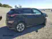 2023 Hyundai Kona SE z VIN KM8K23AG4PU166570, wystawiony jako Copart lot #82192035 z przebiegiem 28 718 mil mil oraz Szkoda całkowita • Salvage title. Historia ofert i sprzedaży dostępna na DreamBid. Obrazek 3.