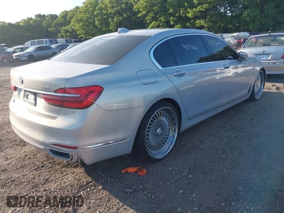 2019 BMW 7 Series 740i xDrive with VIN WBA7E4C53KGV70385, listed as a IAAI auction lot 39556837 with Not provided miles and . Bid and sale history available at DreamBid. Image 4.