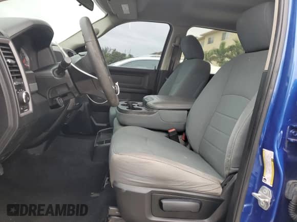 2018 Ram 1500 Express z VIN 3C6RR6KG2JG249849, wystawiony jako Copart lot #42008845 z przebiegiem Nie podano mil oraz Nie do naprawy • Non repairable. Historia ofert i sprzedaży dostępna na DreamBid. Obrazek 7.