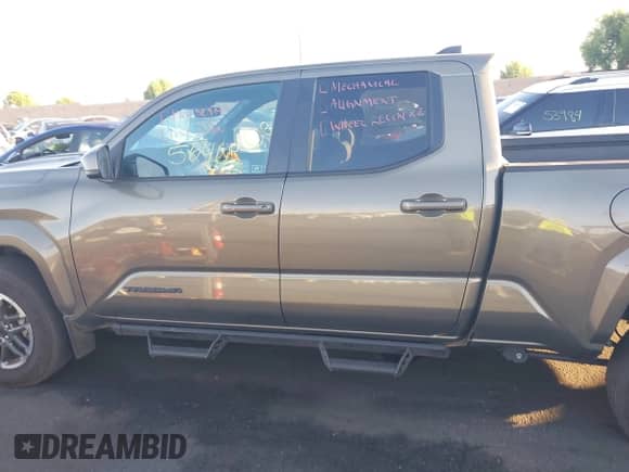 2024 Toyota Tacoma SR5 z VIN 3TMLB5JN9RM057547, wystawiony jako IAAI lot #42865640 z przebiegiem 28 049 mil mil oraz . Historia ofert i sprzedaży dostępna na DreamBid. Obrazek 14.