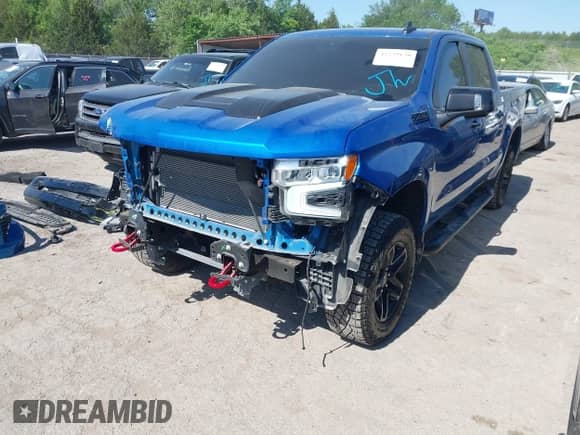 2024 Chevrolet Silverado 1500 LT Trail Boss z VIN 3GCUDFED4RG208525, wystawiony jako IAAI lot #42239130 z przebiegiem 22 472 mil mil oraz . Historia ofert i sprzedaży dostępna na DreamBid. Obrazek 2.