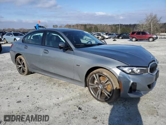 2023 BMW 3 Series 330e xDrive z VIN 3MW39FS0XP8D01410, wystawiony jako Copart lot #45859165 z przebiegiem Nie podano mil oraz Szkoda całkowita • Salvage title. Historia ofert i sprzedaży dostępna na DreamBid. Obrazek 4.