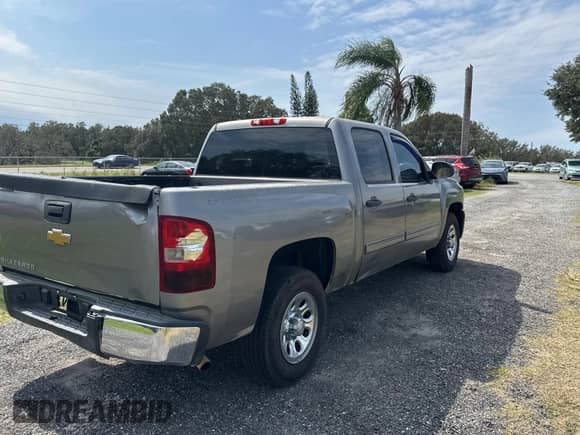 2013 Chevrolet Silverado 1500 LT z VIN 3GCPCSEA9DG215414, wystawiony jako Copart lot #76802894 z przebiegiem 230 791 mil mil oraz Czysty tytuł • Clean title. Historia ofert i sprzedaży dostępna na DreamBid. Obrazek 4.
