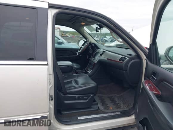 2009 Cadillac Escalade with VIN 1GYFK13259R250022, listed as a IAAI auction lot 43423424 with 210,882 mi miles and . Bid and sale history available at DreamBid. Image 5.