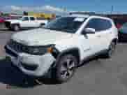 2017 Jeep Compass Latitude z VIN 3C4NJDBB8HT666563, wystawiony jako IAAI lot #43228511 z przebiegiem 116 669 mil mil oraz . Historia ofert i sprzedaży dostępna na DreamBid. Obrazek 2.
