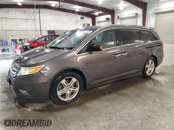 2013 Honda Odyssey Touring z VIN 5FNRL5H94DB035095, wystawiony jako Copart lot #87411385 z przebiegiem 241 495 mil mil oraz Czysty tytuł • Clean title. Historia ofert i sprzedaży dostępna na DreamBid. Obrazek 1.