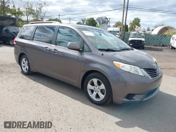 2012 Toyota Sienna LE AAS z VIN 5TDKK3DC8CS271513, wystawiony jako IAAI lot #43429254 z przebiegiem 259 457 mil mil oraz . Historia ofert i sprzedaży dostępna na DreamBid. Obrazek 1.