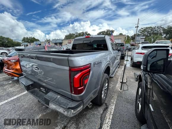 2024 Ford F-150 Lariat с VIN 1FTFW5L55RFA55955, выставлен на аукционе Copart как лот 86318345 с пробегом 29 238 миль миль и Чистый • Clean title. История ставок и продаж доступна на DreamBid. Изображение 4.