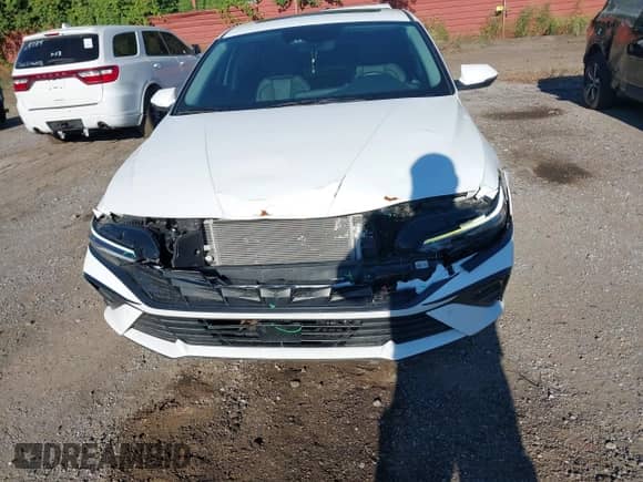 2024 Hyundai Elantra Limited z VIN KMHLN4DJ2RU097017, wystawiony jako IAAI lot #43068401 z przebiegiem 15 452 mil mil oraz . Historia ofert i sprzedaży dostępna na DreamBid. Obrazek 6.