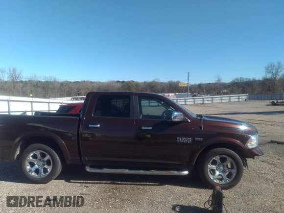 2015 Ram 1500 Laramie z VIN 1C6RR6NT5FS755037, wystawiony jako IAAI lot #41186422 z przebiegiem 128 774 mil mil oraz . Historia ofert i sprzedaży dostępna na DreamBid. Obrazek 14.