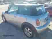 2009 MINI Hardtop z VIN WMWMF33569TU72673, wystawiony jako IAAI lot #43517238 z przebiegiem 181 712 mil mil oraz . Historia ofert i sprzedaży dostępna na DreamBid. Obrazek 3.