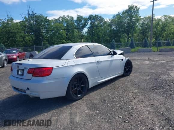 2011 BMW M3 z VIN WBSDX9C53BE783824, wystawiony jako IAAI lot #42284726 z przebiegiem 2 mil mil oraz . Historia ofert i sprzedaży dostępna na DreamBid. Obrazek 4.