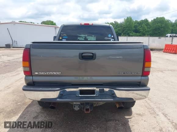 2002 Chevrolet Silverado 2500HD LS z VIN 1GCHK29132E156611, wystawiony jako IAAI lot #42227369 z przebiegiem 342 075 mil mil oraz . Historia ofert i sprzedaży dostępna na DreamBid. Obrazek 18.