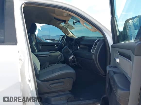 2020 Ram 1500 Big Horn z VIN 1C6RREFT3LN372491, wystawiony jako IAAI lot #42881053 z przebiegiem 75 639 mil mil oraz . Historia ofert i sprzedaży dostępna na DreamBid. Obrazek 5.