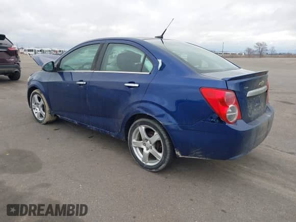 2013 Chevrolet Sonic LTZ z VIN 1G1JE5SB8D4200567, wystawiony jako IAAI lot #41933492 z przebiegiem 124 603 mil mil oraz . Historia ofert i sprzedaży dostępna na DreamBid. Obrazek 3.
