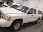 2007 Dodge Dakota SLT z VIN 1D7HE42K07S164847, wystawiony jako IAAI lot #43383740 z przebiegiem 108 064 mil mil oraz . Historia ofert i sprzedaży dostępna na DreamBid. Obrazek 14.