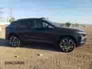 2024 Chevrolet Trax 2RS с VIN KL77LJE28RC065757, выставлен на аукционе Copart как лот 80887295 с пробегом 20 306 миль миль и Списание • Salvage title. История ставок и продаж доступна на DreamBid. Изображение 4.