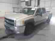 2007 Chevrolet Silverado 2500HD 1LT с VIN 1GCHK23K77F502758, выставлен на аукционе IAAI как лот 43103659 с пробегом 302 491 миль миль и . История ставок и продаж доступна на DreamBid. Изображение 2.