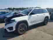 2025 Jeep Grand Cherokee Altitude z VIN 1C4RJHAGXSC306431, wystawiony jako Copart lot #63557435 z przebiegiem 1 603 mil mil oraz Szkoda całkowita • Salvage title. Historia ofert i sprzedaży dostępna na DreamBid. Obrazek 1.