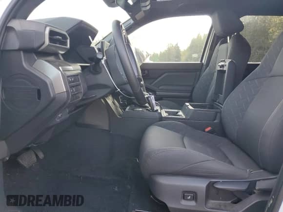 2024 Toyota Tacoma SR5 z VIN 3TYLB5JN5RT007412, wystawiony jako Copart lot #86193645 z przebiegiem 16 704 mil mil oraz Szkoda całkowita • Salvage title. Historia ofert i sprzedaży dostępna na DreamBid. Obrazek 7.