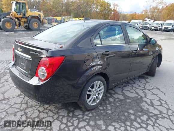 2015 Chevrolet Sonic LT с VIN 1G1JD5SH2F4185297, выставлен на аукционе IAAI как лот 43494173 с пробегом 146 933 миль миль и . История ставок и продаж доступна на DreamBid. Изображение 4.