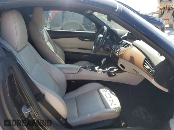 2015 BMW Z4 sDrive28i с VIN WBALL5C58FP557714, выставлен на аукционе Copart как лот 56955565 с пробегом 107 962 миль миль и Списание • Salvage title. История ставок и продаж доступна на DreamBid. Изображение 10.