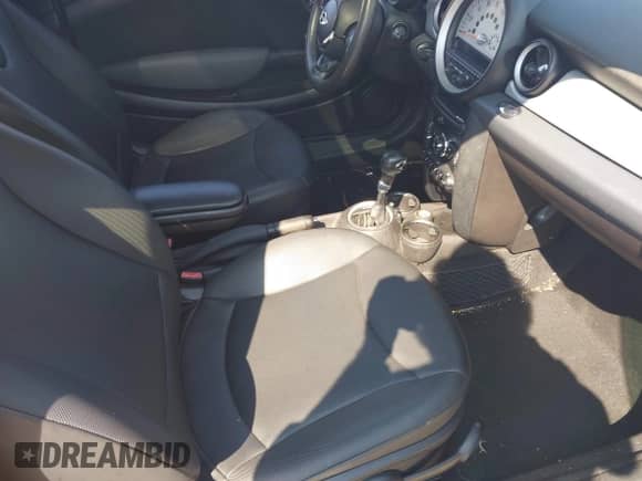 2012 MINI Hardtop z VIN WMWSU3C59CT542932, wystawiony jako IAAI lot #43251120 z przebiegiem 175 000 mil mil oraz . Historia ofert i sprzedaży dostępna na DreamBid. Obrazek 5.