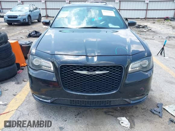 2017 Chrysler 300 S с VIN 2C3CCABG3HH647251, выставлен на аукционе IAAI как лот 42615530 с пробегом 162 000 миль миль и . История ставок и продаж доступна на DreamBid. Изображение 12.
