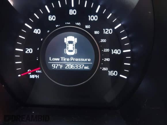 2015 Kia Optima LX z VIN 5XXGM4A74FG359719, wystawiony jako IAAI lot #42897199 z przebiegiem 206 337 mil mil oraz . Historia ofert i sprzedaży dostępna na DreamBid. Obrazek 7.