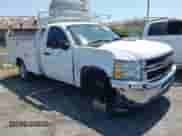 2012 Chevrolet Silverado 2500HD Work Truck z VIN 1GB0CVCG0CF157255, wystawiony jako IAAI lot #42449760 z przebiegiem 108 103 mil mil oraz . Historia ofert i sprzedaży dostępna na DreamBid. Obrazek 1.
