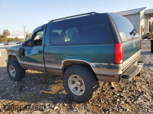 1995 Chevrolet Tahoe with VIN 3GNEK18K7SG119164, listed as a Copart auction lot 77744684 with 165,798 mi miles and Salvage title. Bid and sale history available at DreamBid. Image 2.