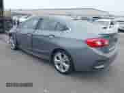 2018 Chevrolet Cruze Premier z VIN 1G1BF5SM9J7127612, wystawiony jako IAAI lot #42218502 z przebiegiem 79 098 mil mil oraz . Historia ofert i sprzedaży dostępna na DreamBid. Obrazek 3.