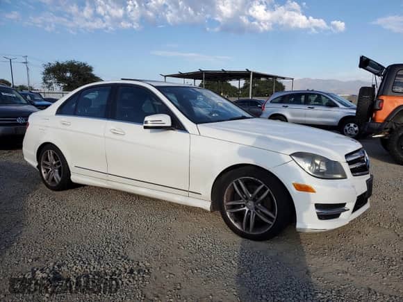 2014 Mercedes-Benz C 250 Sport z VIN WDDGF4HB2EA932024, wystawiony jako Copart lot #82666345 z przebiegiem 158 620 mil mil oraz Czysty tytuł • Clean title. Historia ofert i sprzedaży dostępna na DreamBid. Obrazek 4.