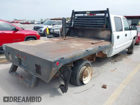 2003 Chevrolet Silverado 2500HD LS z VIN 1GCHK23193F126937, wystawiony jako IAAI lot #41893874 z przebiegiem 260 432 mil mil oraz . Historia ofert i sprzedaży dostępna na DreamBid. Obrazek 4.