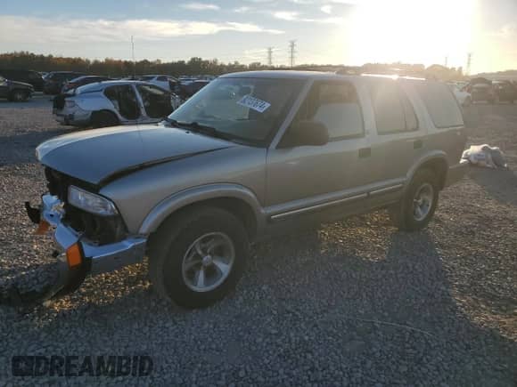 2000 Chevrolet Blazer LT with VIN 1GNCS13W9Y2145607, listed as a Copart auction lot 82137674 with 96,686 mi miles and Salvage title. Bid and sale history available at DreamBid. Image 1.