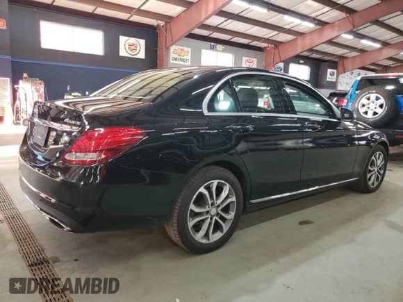 2015 Mercedes-Benz C 300 Luxury z VIN 55SWF4KBXFU022076, wystawiony jako Copart lot #89859425 z przebiegiem 213 704 mil mil oraz Czysty tytuł • Clean title. Historia ofert i sprzedaży dostępna na DreamBid. Obrazek 3.