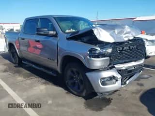 2025 Ram 1500 Big Horn z VIN 1C6SRFFP7SN515306, wystawiony jako IAAI lot #43069908 z przebiegiem 7 583 mil mil oraz . Historia ofert i sprzedaży dostępna na DreamBid. Obrazek 1.