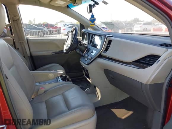 2017 Toyota Sienna XLE Auto Access Seat z VIN 5TDYZ3DC0HS886182, wystawiony jako IAAI lot #43382382 z przebiegiem 131 422 mil mil oraz . Historia ofert i sprzedaży dostępna na DreamBid. Obrazek 5.