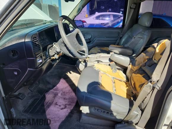 1996 Chevrolet Tahoe z VIN 1GNEC13R5TJ374784, wystawiony jako Copart lot #66554125 z przebiegiem 218 321 mil mil oraz Czysty tytuł • Clean title. Historia ofert i sprzedaży dostępna na DreamBid. Obrazek 7.