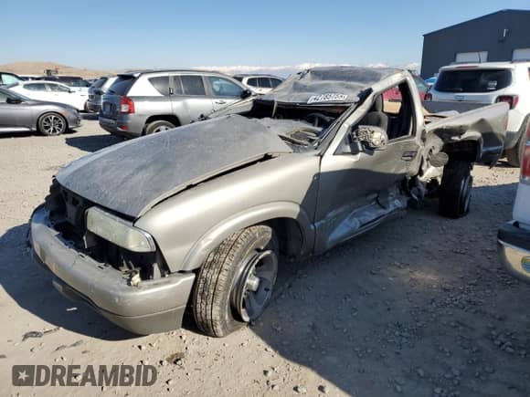 2001 Chevrolet S-10 LS z VIN 1GCCS14W118243105, wystawiony jako Copart lot #42785755 z przebiegiem Nie podano mil oraz Szkoda całkowita • Salvage title. Historia ofert i sprzedaży dostępna na DreamBid. Obrazek 1.