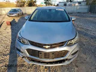 2018 Chevrolet Cruze LS z VIN 1G1BC5SM3J7123516, wystawiony jako Copart lot #89625185 z przebiegiem 96 133 mil mil oraz Szkoda całkowita • Salvage title. Historia ofert i sprzedaży dostępna na DreamBid. Obrazek 5.