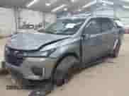 2023 Chevrolet Traverse RS z VIN 1GNEVJKW7PJ331023, wystawiony jako IAAI lot #42775652 z przebiegiem 34 797 mil mil oraz . Historia ofert i sprzedaży dostępna na DreamBid. Obrazek 2.