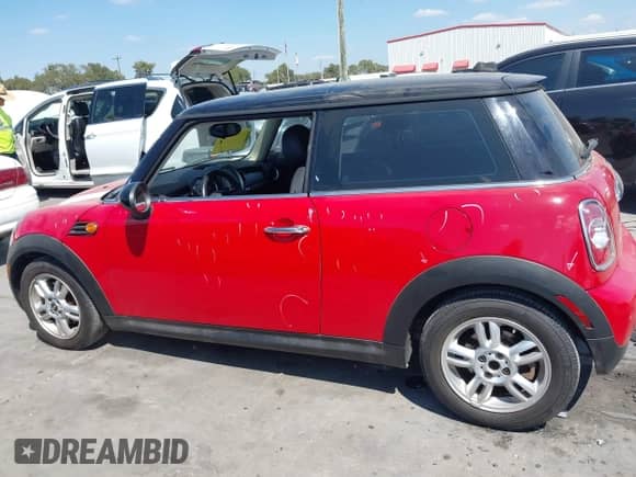 2013 MINI Hardtop с VIN WMWSU3C5XDT374901, выставлен на аукционе IAAI как лот 43326275 с пробегом 86 644 миль миль и . История ставок и продаж доступна на DreamBid. Изображение 14.