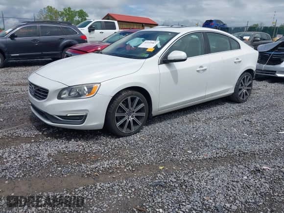 2018 Volvo S60 Inscription z VIN LYV402TKXJB162524, wystawiony jako IAAI lot #42219987 z przebiegiem 108 484 mil mil oraz . Historia ofert i sprzedaży dostępna na DreamBid. Obrazek 18.