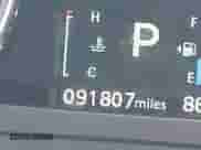 2021 Mitsubishi Outlander ES z VIN JA4ARUAU2MU019614, wystawiony jako IAAI lot #42693496 z przebiegiem 91 807 mil mil oraz . Historia ofert i sprzedaży dostępna na DreamBid. Obrazek 15.