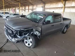 2025 Ram 1500 Big Horn z VIN 1C6SRFFP6SN591129, wystawiony jako Copart lot #82102165 z przebiegiem Nie podano mil oraz Szkoda całkowita • Salvage title. Historia ofert i sprzedaży dostępna na DreamBid. Obrazek 1.