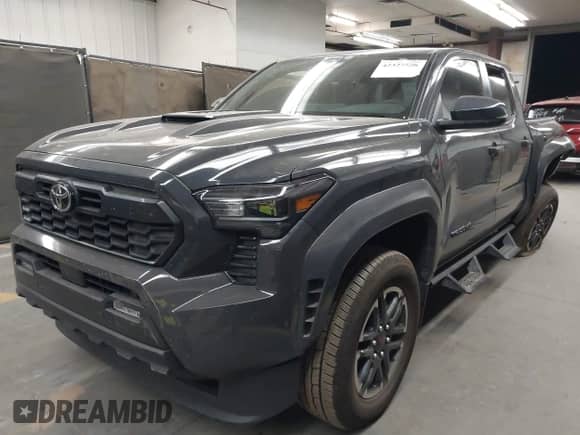 2024 Toyota Tacoma SR5 z VIN 3TMLB5JN7RM065128, wystawiony jako IAAI lot #42327526 z przebiegiem 8 385 mil mil oraz . Historia ofert i sprzedaży dostępna na DreamBid. Obrazek 2.